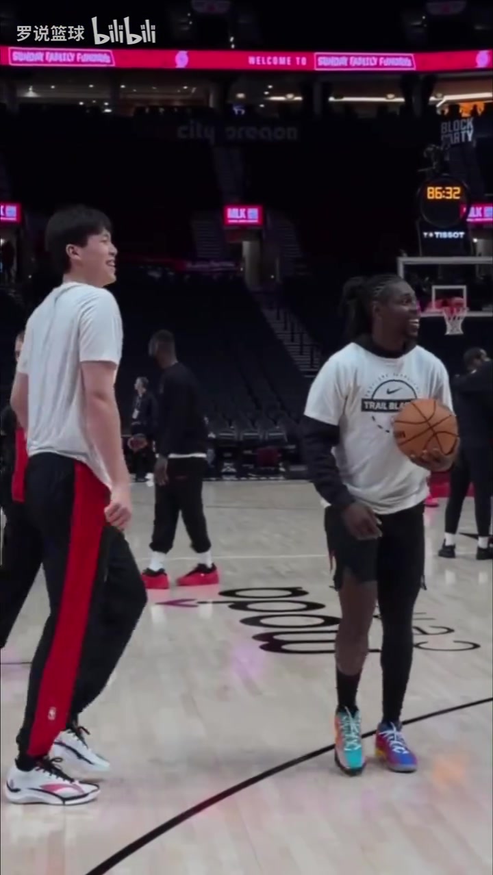 世界杯对阵安排-霍勒迪为杨瀚森三分训练打气 手舞足蹈并竖大拇指鼓励